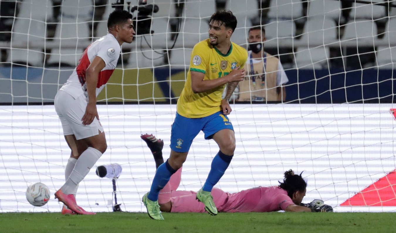 Brazīlijas futbolists Lūkass Paketa (pa labi) priecājas par vārtu guvumu spēlē pret Peru