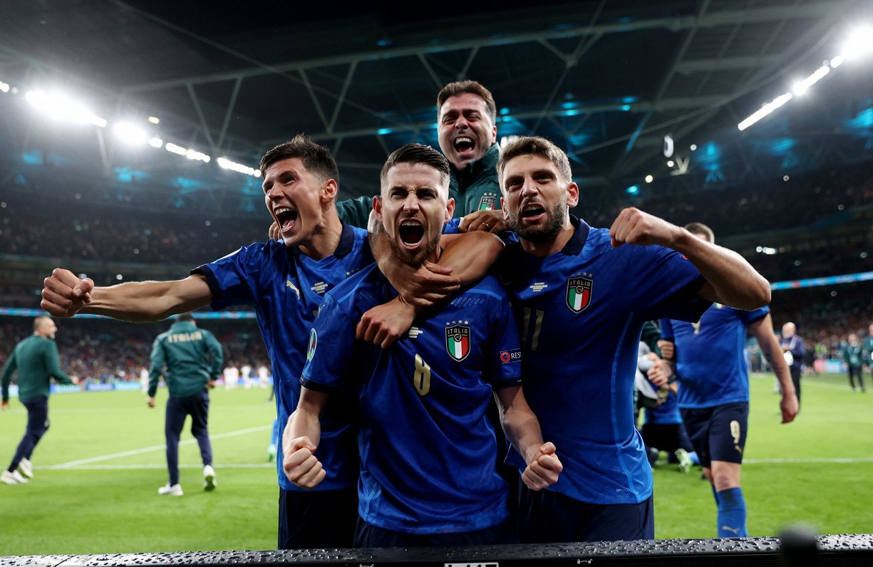 Itālijas futbolisti līksmo pēc uzvaras Eiropas čempionāta pusfinālā