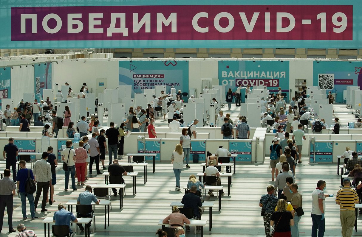 Vakcinācijas centrs Maskavā ar saukli &quot;Uzvarēsim Covid-19&quot;