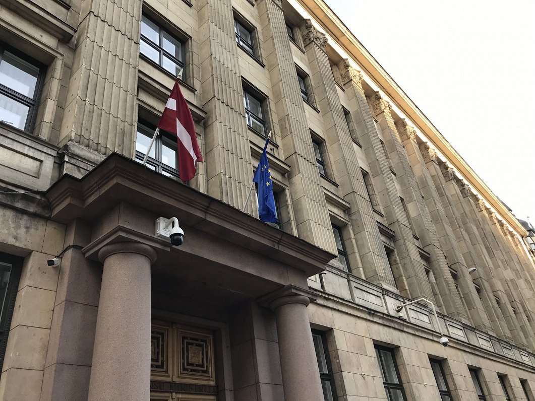 Latvijas un Eiropas Savienības karogi pie Finanšu ministrijas ēkas Vecrīgā