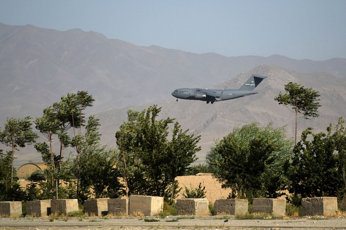 ASV militārā lidmašīna nolaižas Bagramas gaisa spēku bāzē, lai sāktu ASV spēku izvešanu no Afganistā...