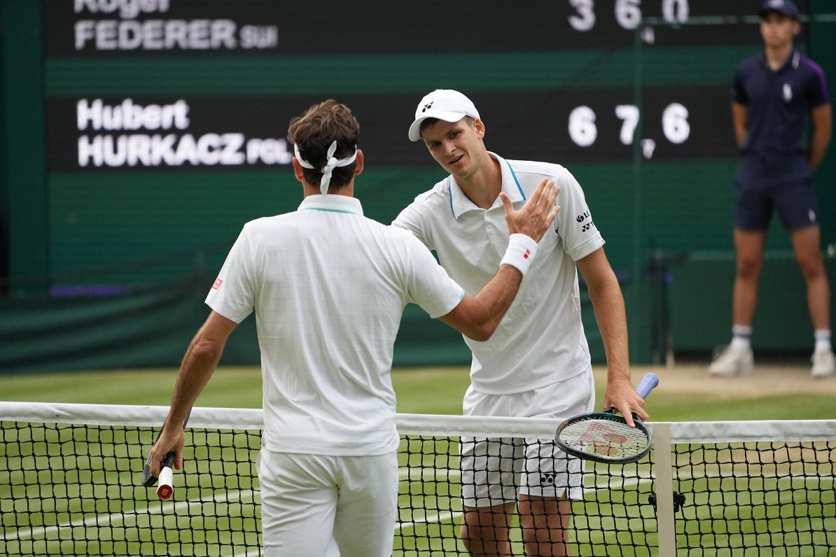 Huberts Hurkačs (pa labi) pieņem Rodžera Federera apsveikumus
