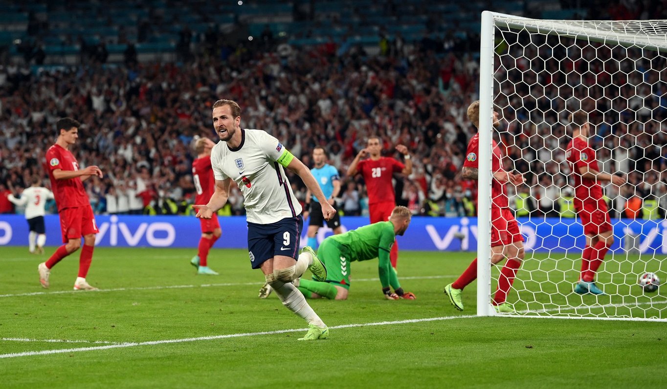 Anglijas futbolists Harijs Keins pēc otro vārtu guvuma spēlē pret Dāniju