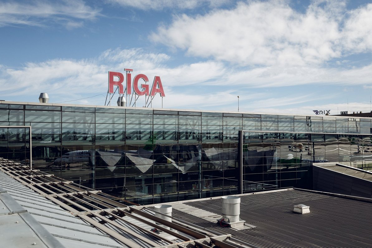 Rīgas starptautiskās lidostas ēkas stikla fasāde
