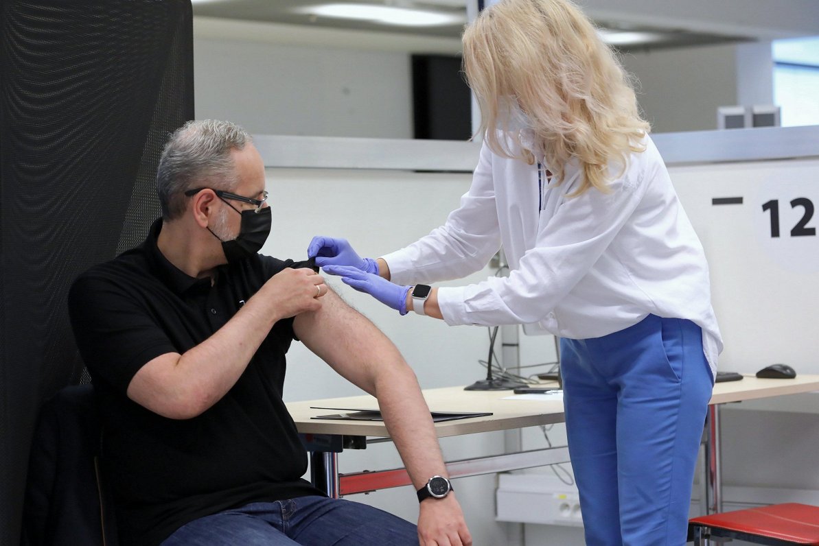 Polijas veselības ministrs Adams Ņedzeļskis 2021. gada 9. jūlijā vakcinējas pret Covid-19.