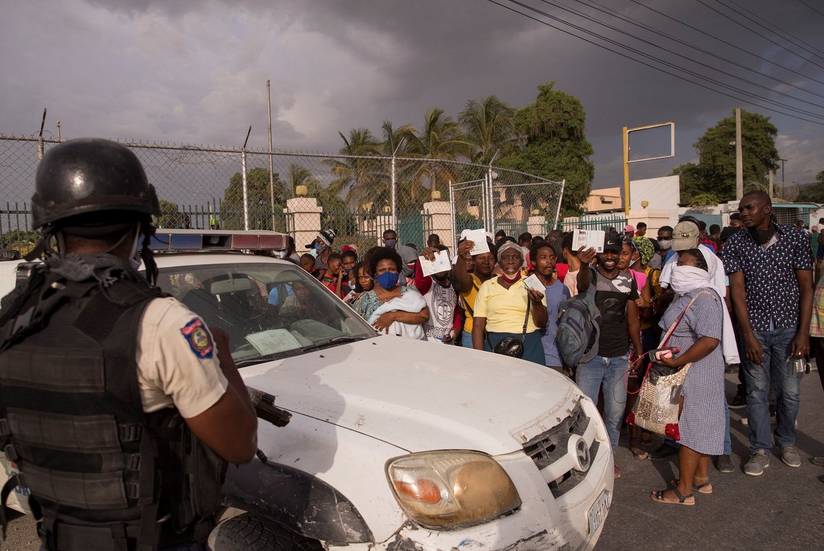 Pēc prezidenta Žovenela Moiza slepkavības Haiti iedzīvotāji pulcējas pie ASV vēstniecības cerībā saņ...