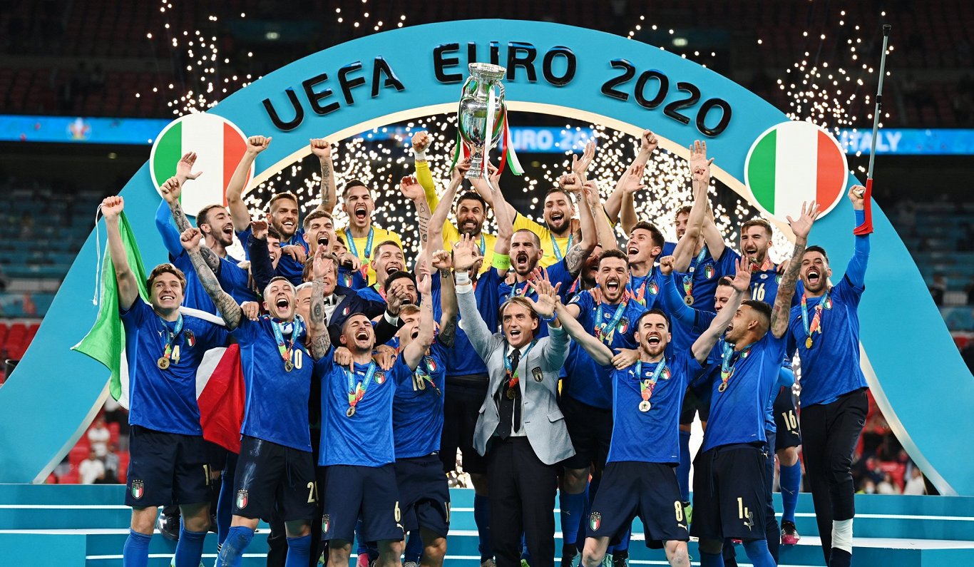 Itālijas izlase ar Eiropas čempionu kausu