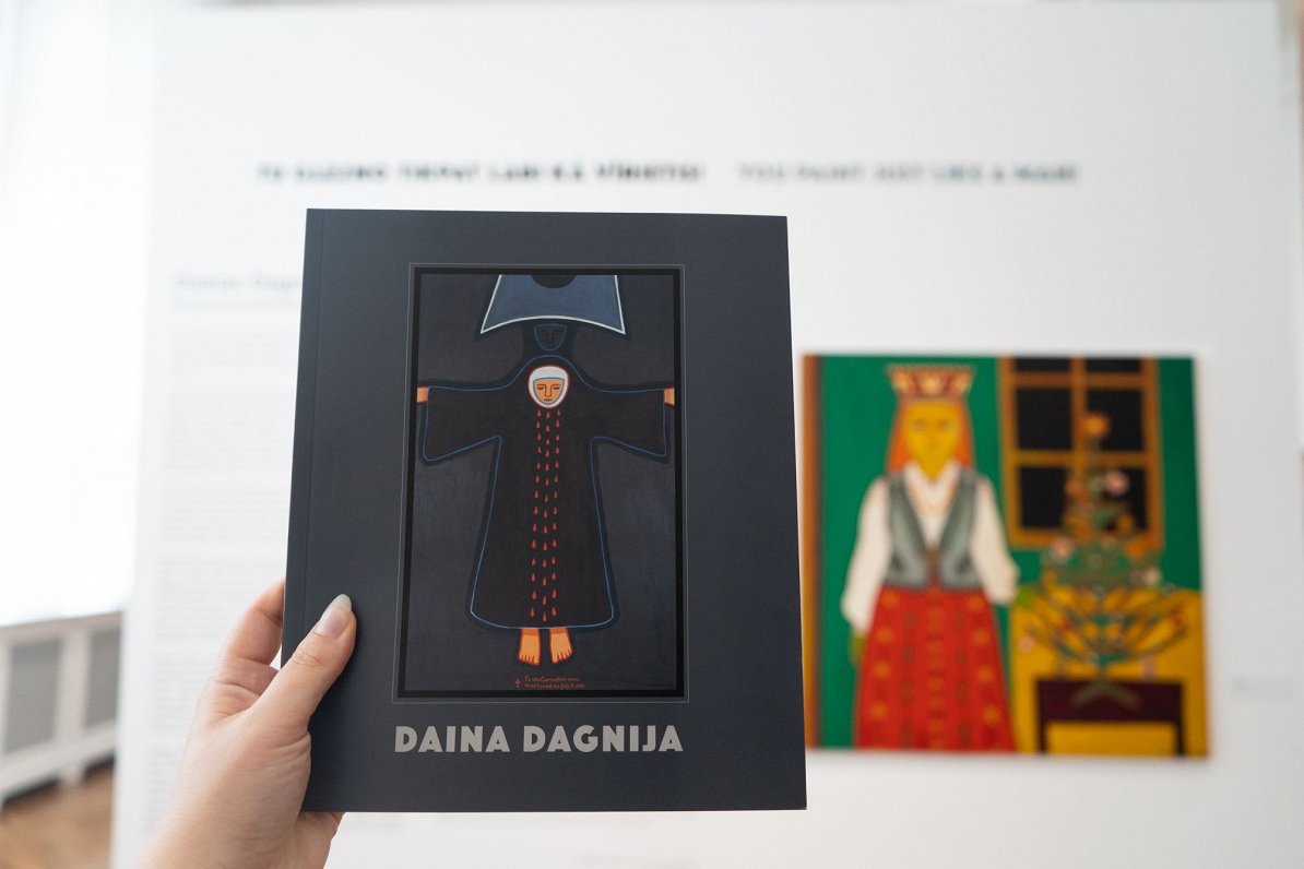 Izstādes ““Tu glezno tikpat labi kā vīrietis!” Dainas Dagnijas māksla feminisma kontekstā” katalogs.