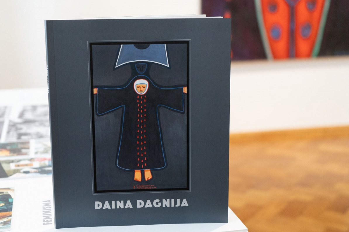 Izstādes ““Tu glezno tikpat labi kā vīrietis!” Dainas Dagnijas māksla feminisma kontekstā” katalogs.