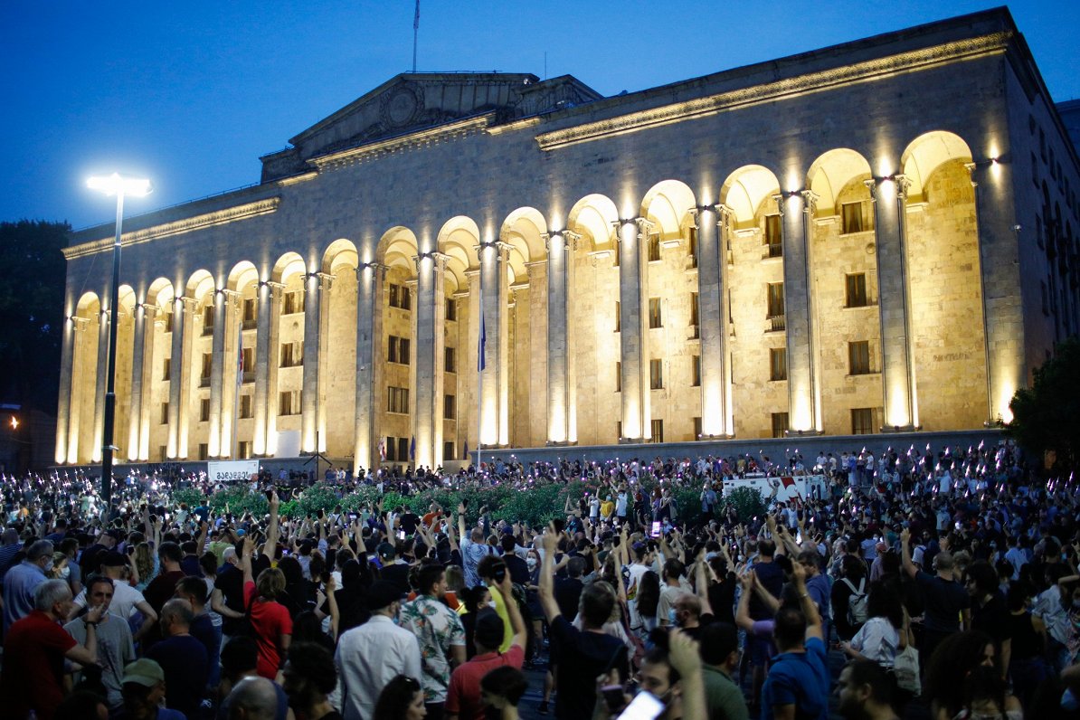 Protestētāji pie Gruzijas parlamenta