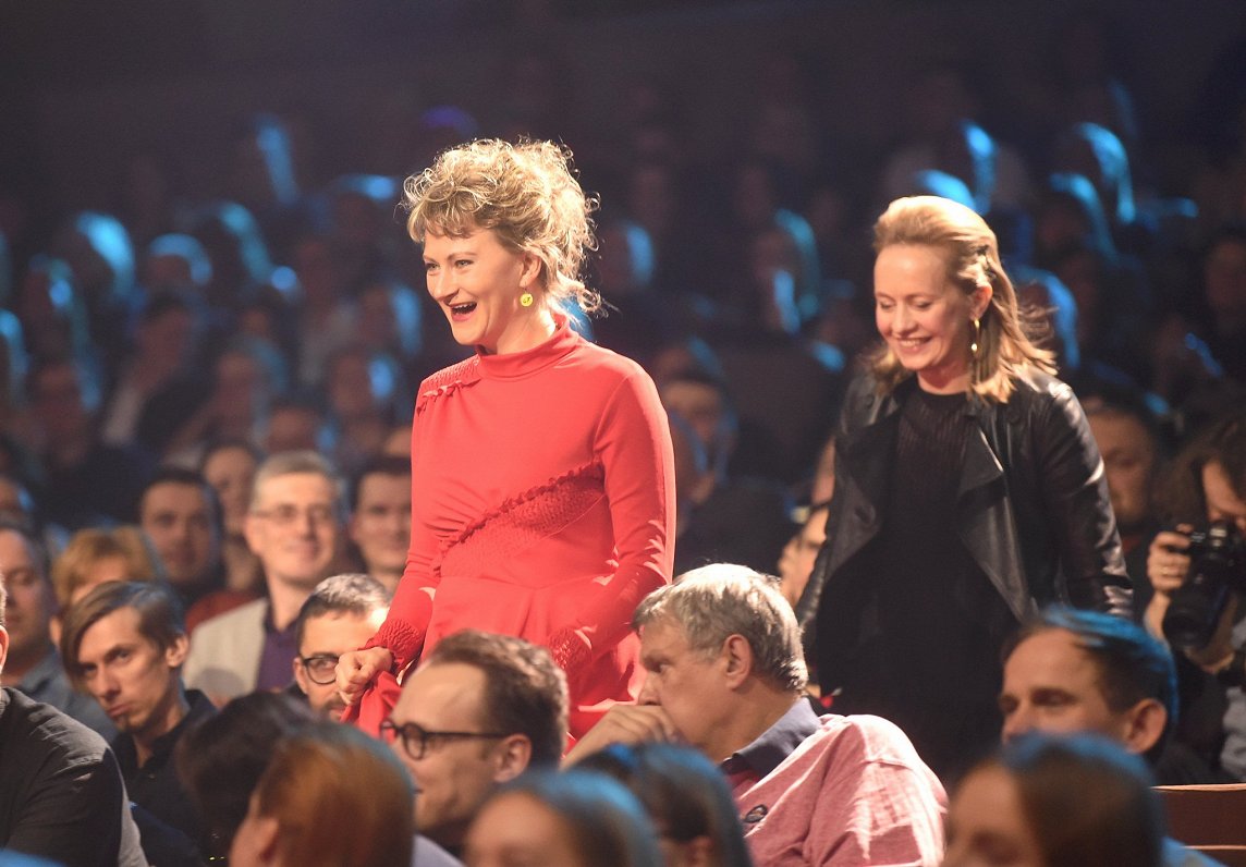 2020. gada 19. februāris. Dziedātāja Laura Polence (no kreisās) un Marta Selecka dodas saņemt balvu...