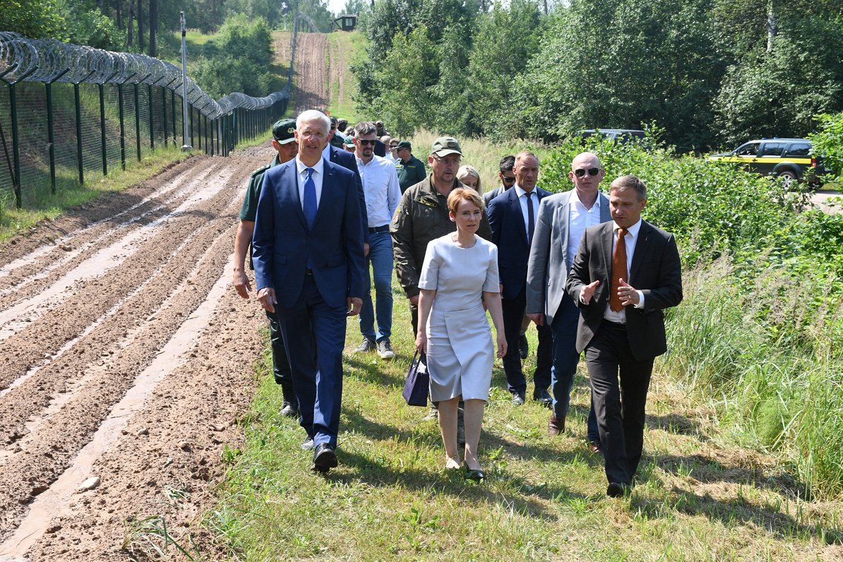 Глава МВД Мария Голубева (в центре) посещает латвийско-белорусскую границу