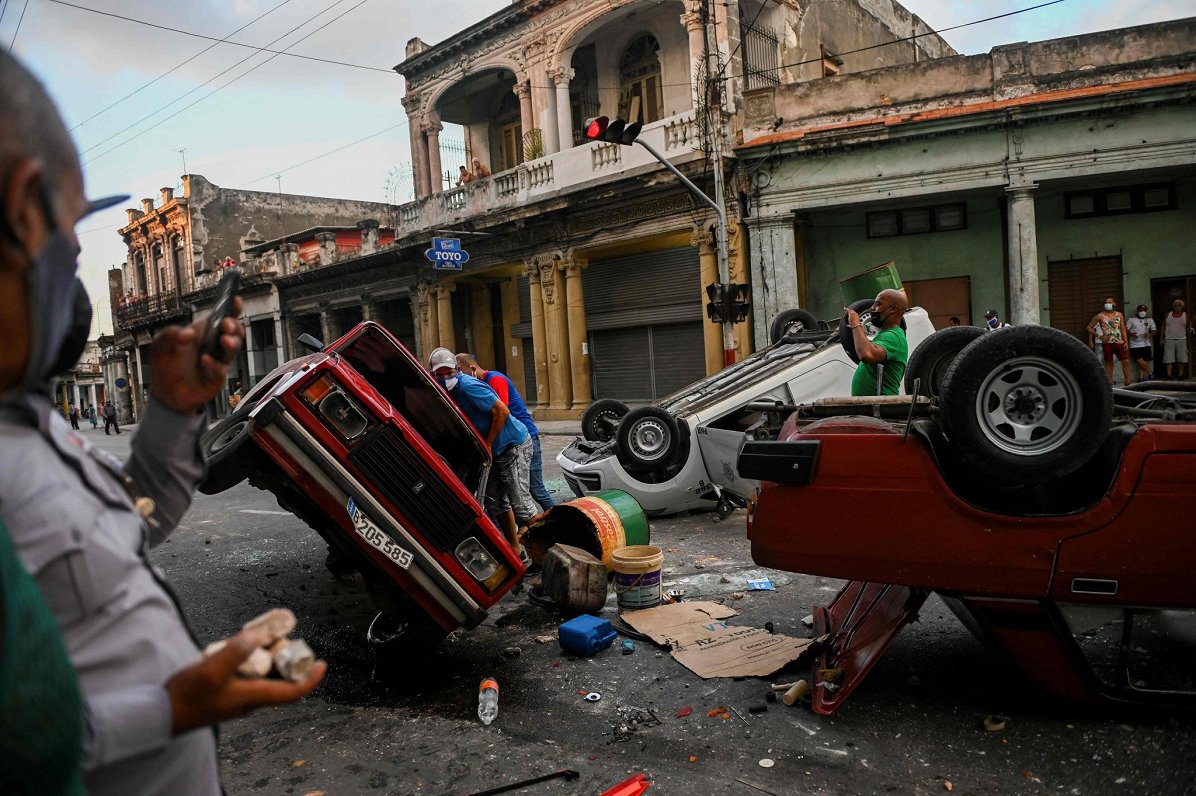 Protestētāju apgāztas automašīnas Kubas galvaspilsētā Havanā
