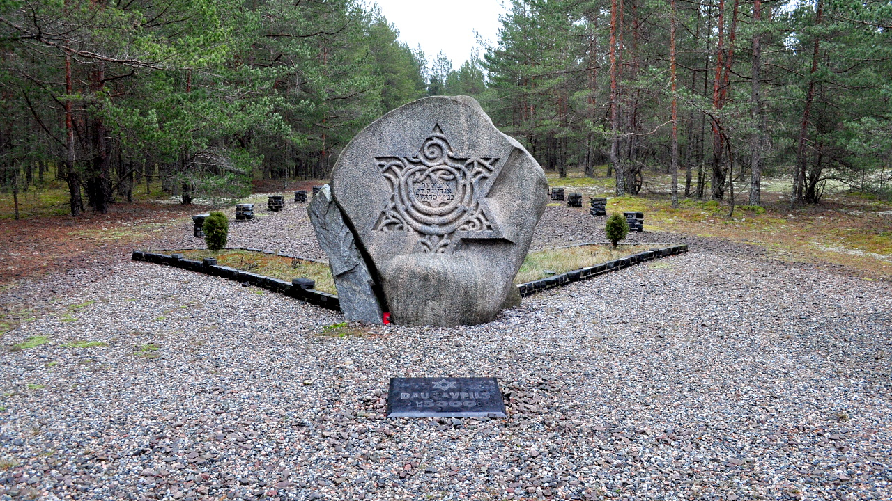 Мемориал в Погулянке (Межциемском лесу). Открыт в 1991 году.