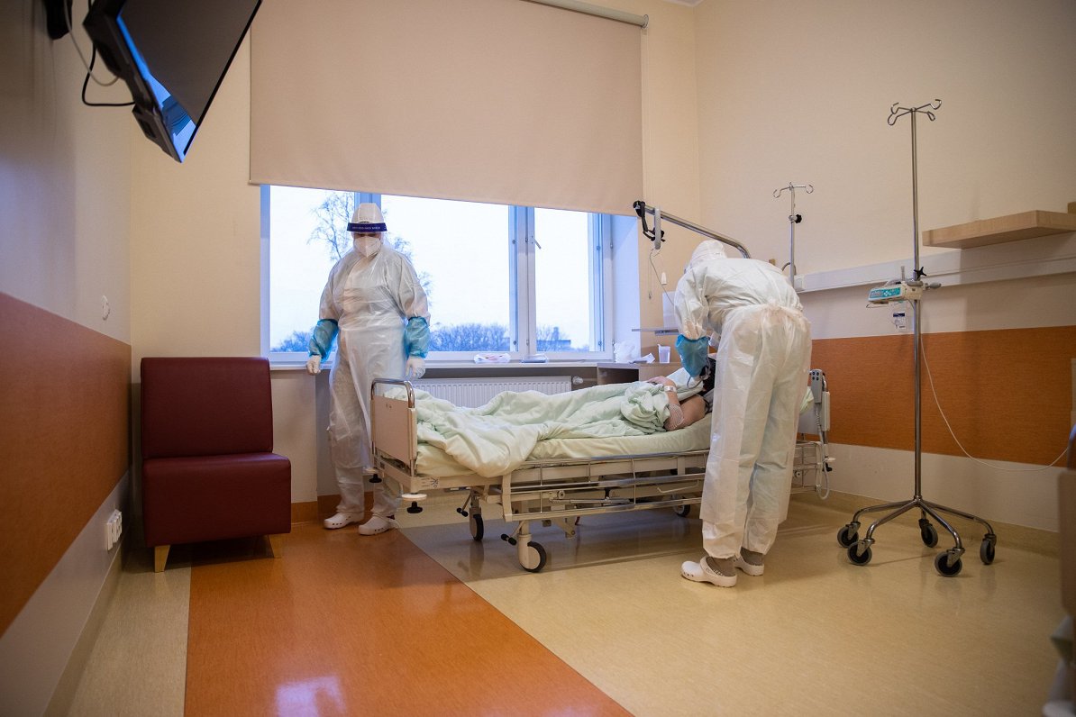 Slimnīcas darbinieki ar Covid-19 pacientu.