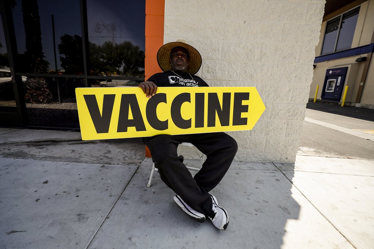 Vīrietis Kalifornijā ar norādi uz mobilo vakcinācijas punktu 16. jūlijā.