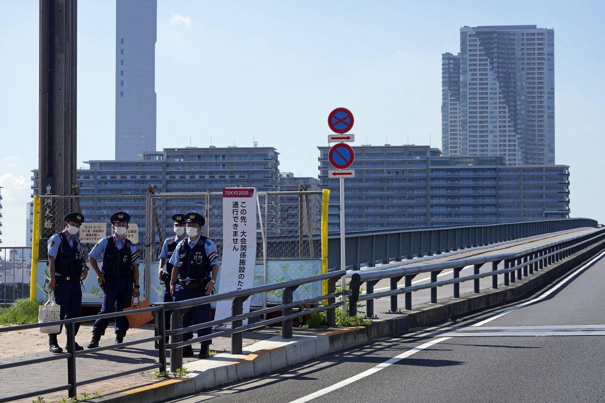 Policisti pie olimpiskā ciemata Tokijā 17. jūlijā.
