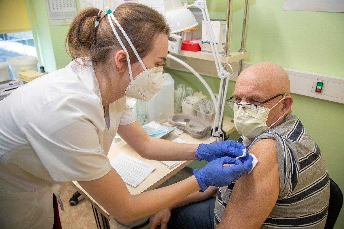 Igaunijas iedzīvotājs saņem vakcīnu pret Covid-19