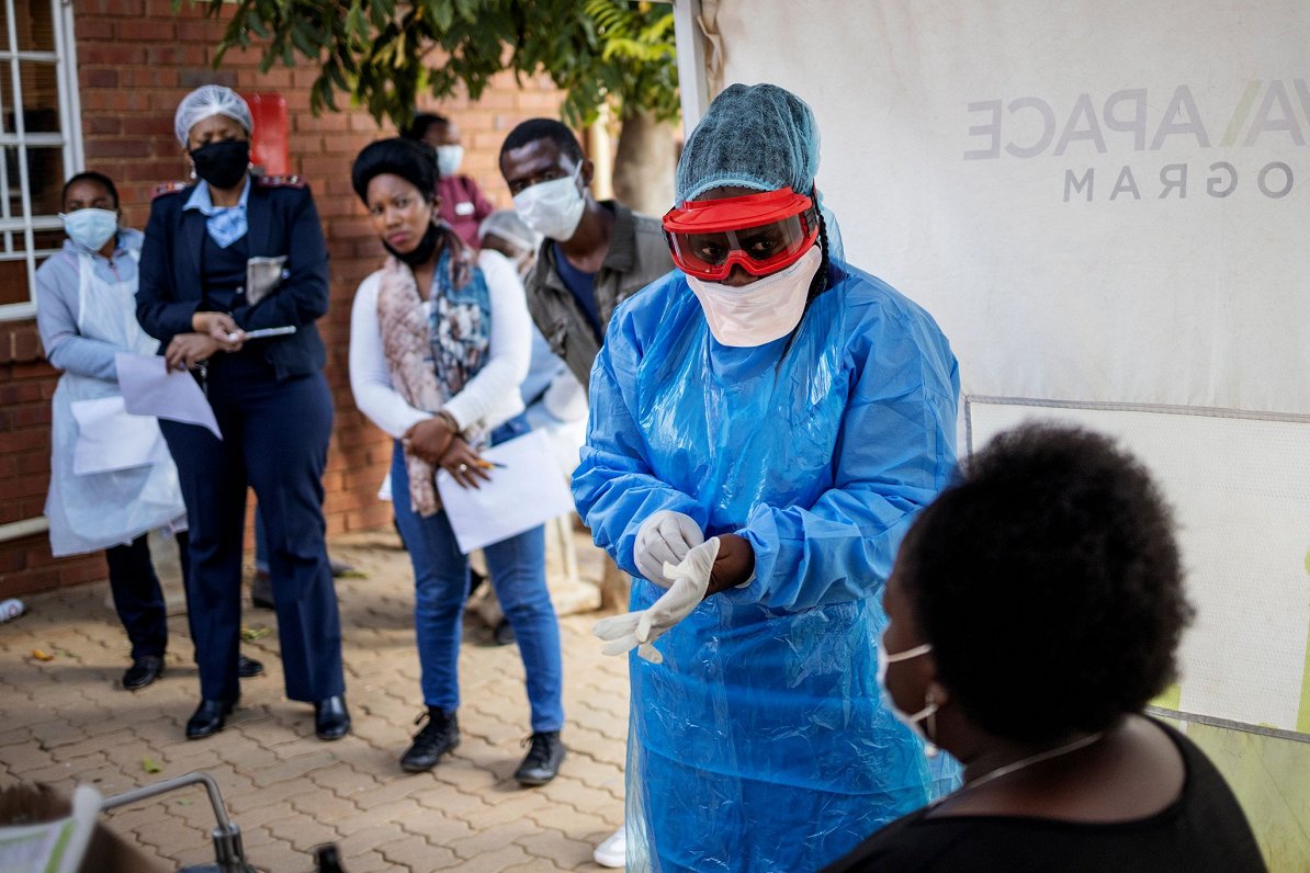 Dienvidāfrikā medmāsa gatavojas veikt Covid-19 testu