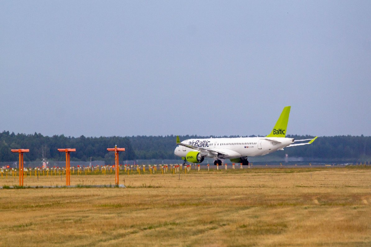 Latvijas lidsabiedrības &quot;airBaltic&quot; lidmašīna uz skrejceļa