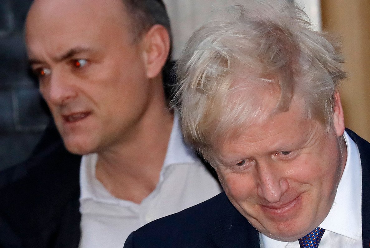 Lielbritānijas premjers Boriss Džonsons ar padomnieku Dominiku Kamingsu fonā, 2019. gads