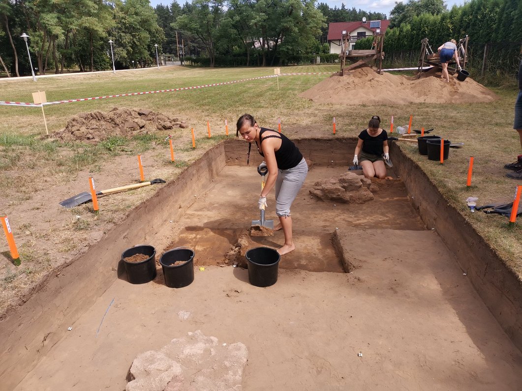 Arheoloģiskie rakumi Doles muižas dārzā, 2021.gada jūlijs.