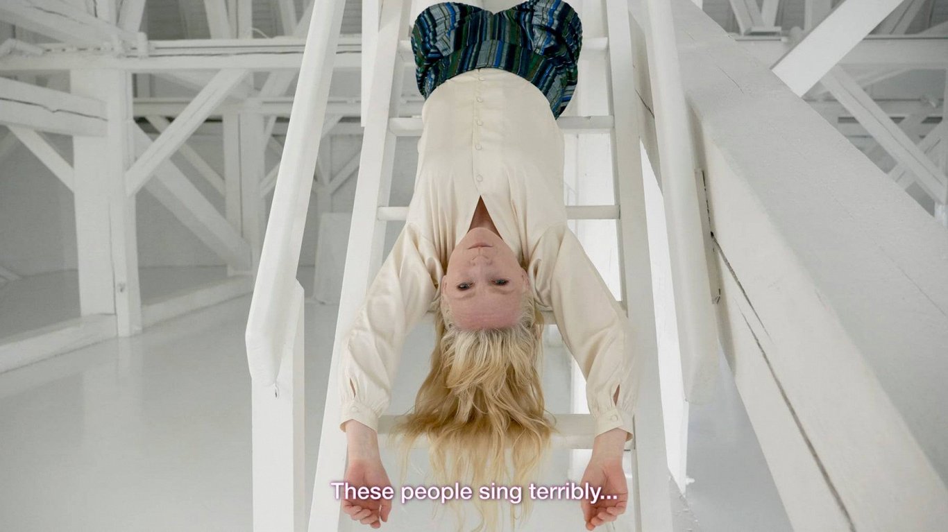 Kadrs no Ievas Epneres videodarba “Šarlote” izstādē “Cirks zem kupola”