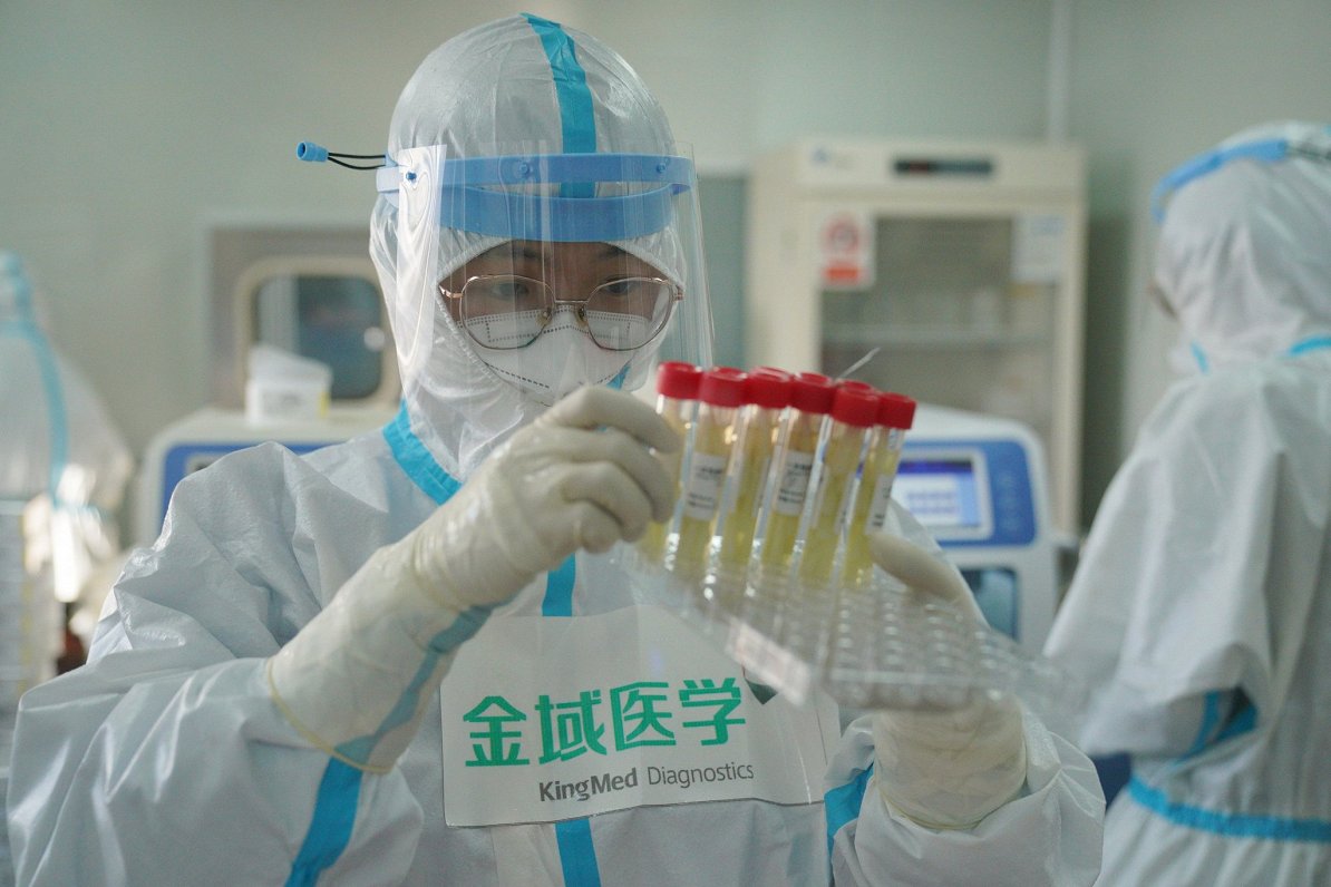 Ķīna noraida pieņēmumu par vīrusa noplūdi no laboratorijas