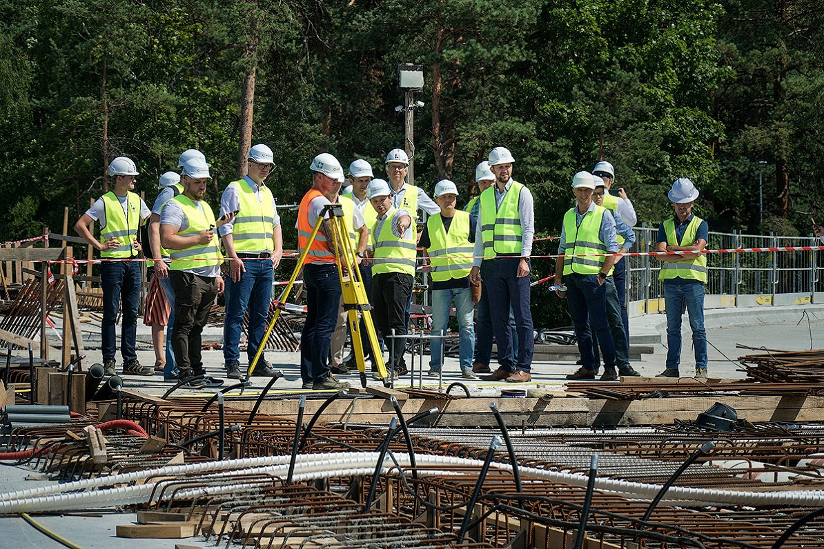 Dzelzceļa pārvada būvniecība Sarkandaugavā, Rīgā. 2021.gada jūlijs.