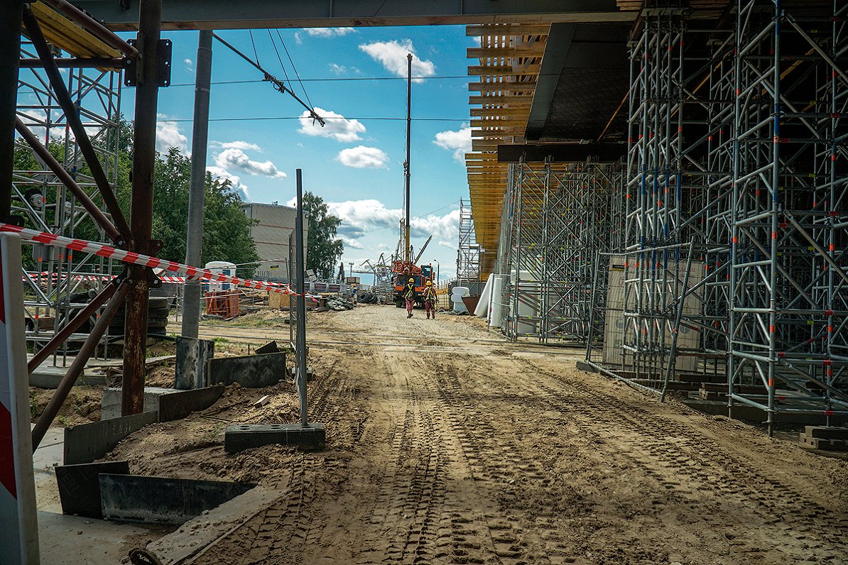Dzelzceļa pārvada būvniecība Sarkandaugavā, Rīgā. 2021.gada jūlijs.