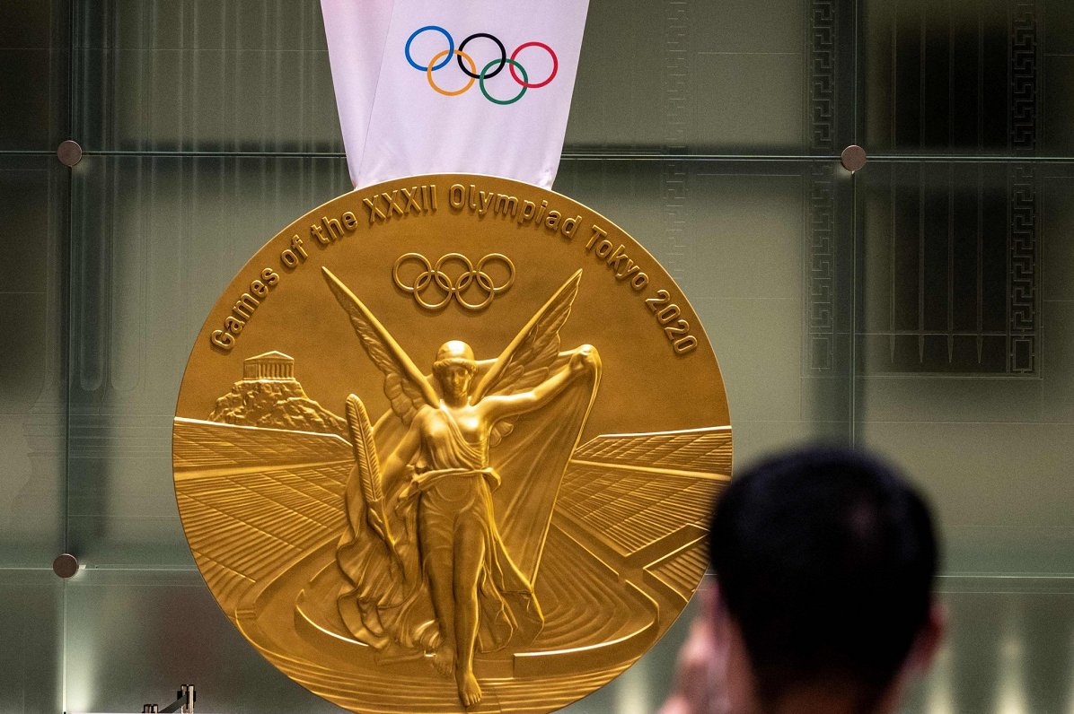 Tokijas olimpisko spēļu medaļas lielizmēra replika
