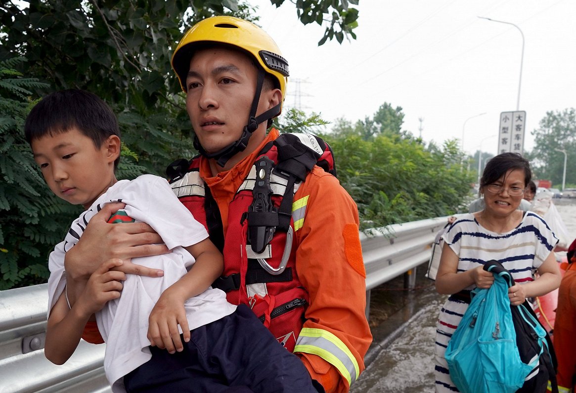 Glābēji palīdz evakuēt iedzīvotājus no plūdu skartā apvidus