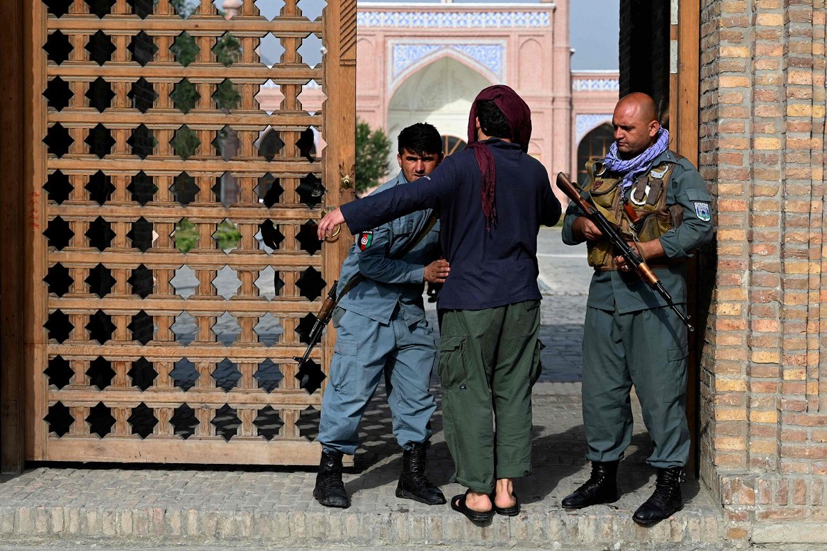 Afganistānas drošības spēki pārbauda dievlūdzējus pie ieejas Kabulas mošejā