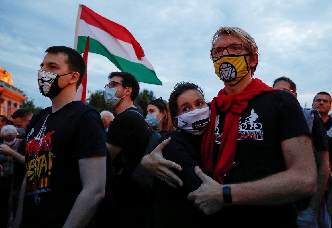 Protesta akcija pie Ungārijas parlamenta pret mediju brīvības ierobežošanu