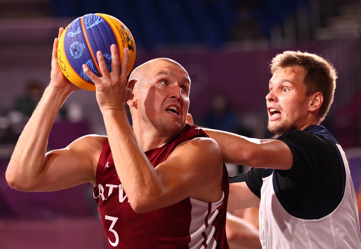Edgars Krūmiņš spēlē pret Krievijas Olimpisko komandu