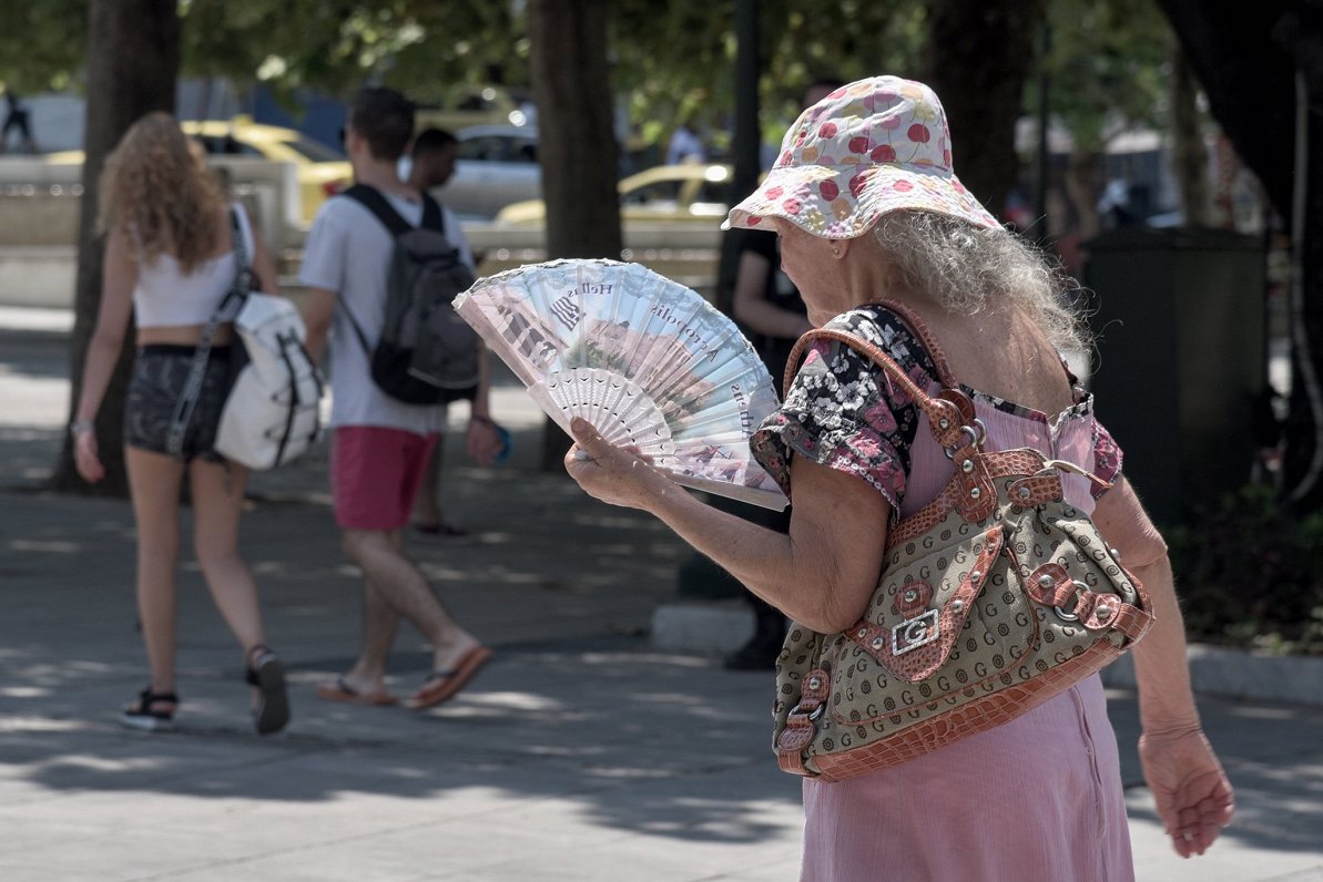 Cilvēki Grieķijas galvaspilsētas Atēnas ielās. 2021. gada jūlijs.