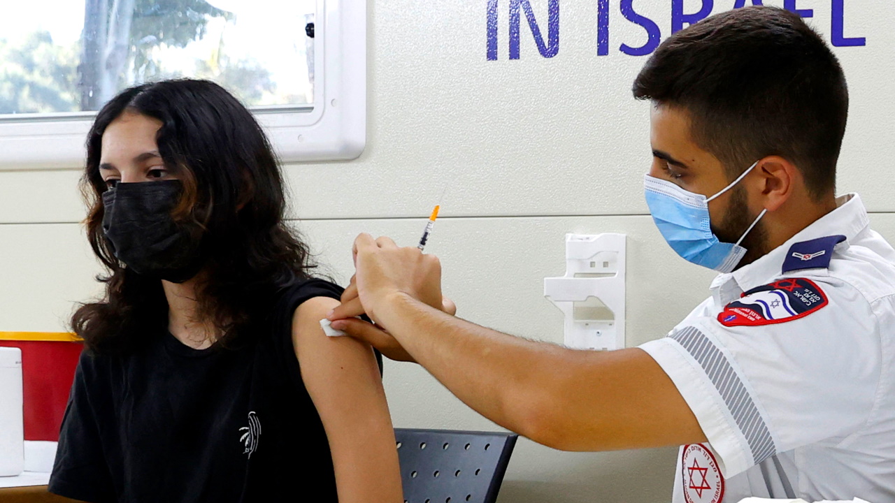 Подросток получает вакцину от коронавируса. Тель-Авив, Израиль, 5 июля 2021 года.