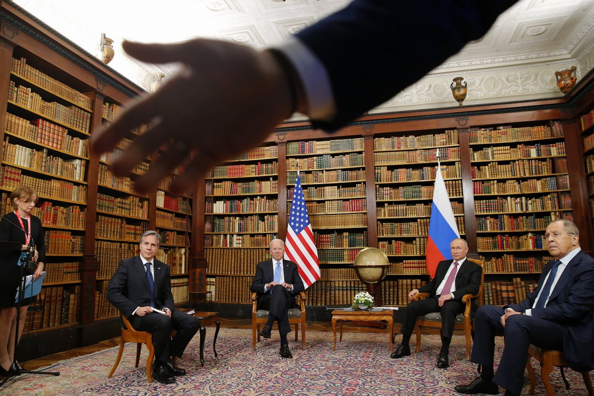 ASV prezidents Džo Baidens (centrā) un Krievijas prezidents Vladimirs Putins tikšanās laikā. 2021. g...