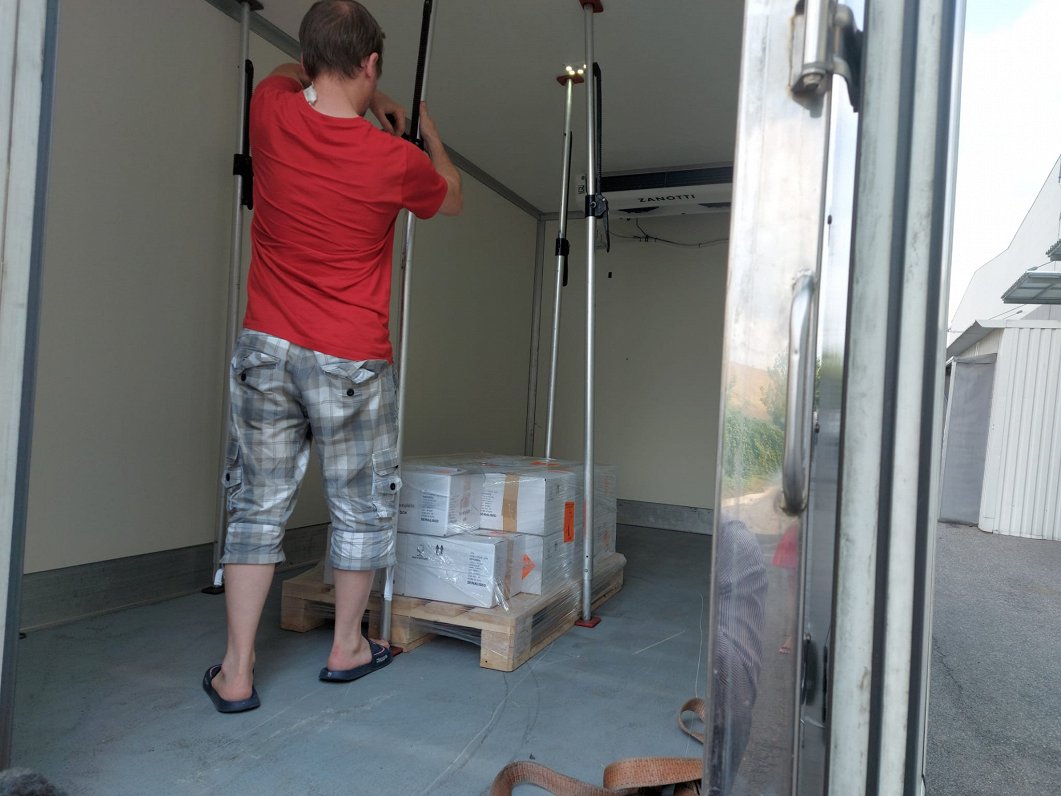 Pirmā vakcīnu krava tiek iepakota, lai kā ziedojums tiktu sūtītu uz Tunisiju.