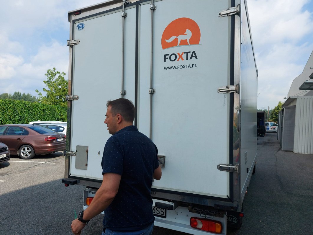 Pirmā vakcīnu krava tiek iepakota, lai kā ziedojums tiktu sūtītu uz Tunisiju.