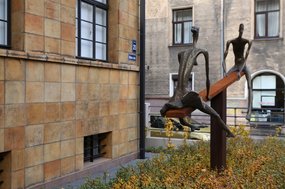 Olgas Šilovas skulptūra &quot;Šūpoles&quot; pie biroja ēkas Miera ielā. &quot;Didrihsons arhitekti&q...