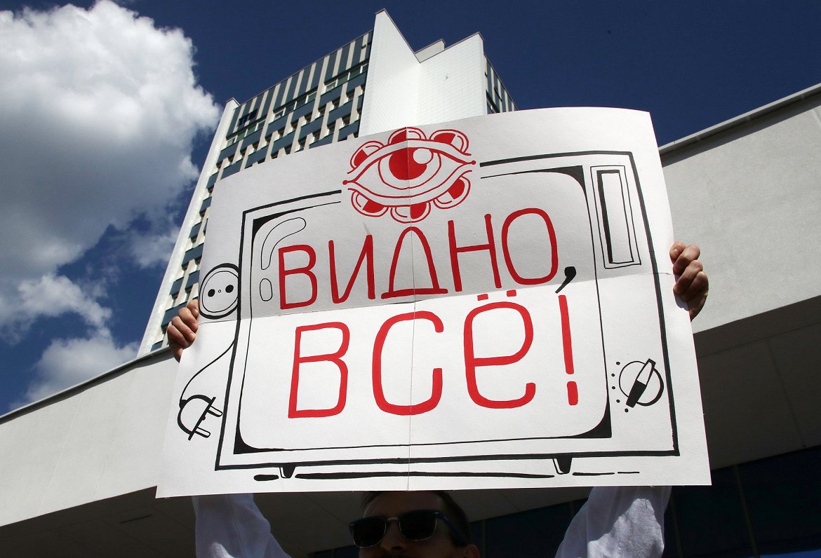 Protesta akcija pie Baltkrievijas TV ar lozungu &quot;Redzams viss!&quot;