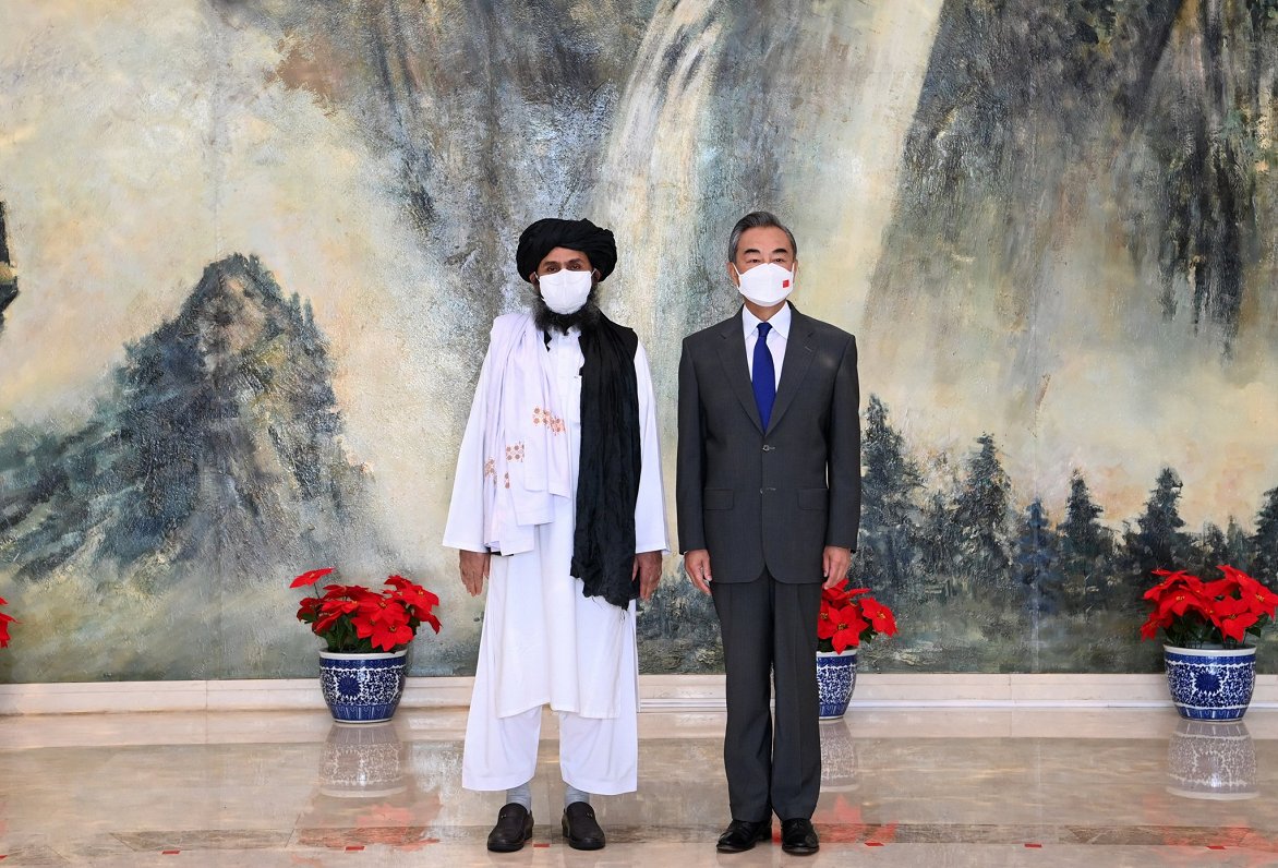 &quot;Taliban&quot; pārstāvis mulla Abduls Gāni Baradars trešdien tikās ar Ķīnas ārlietu ministru Va...