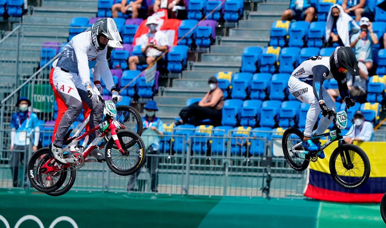 Helvijs Babris (pa kreisi) Tokijas olimpiskajās spēlēs