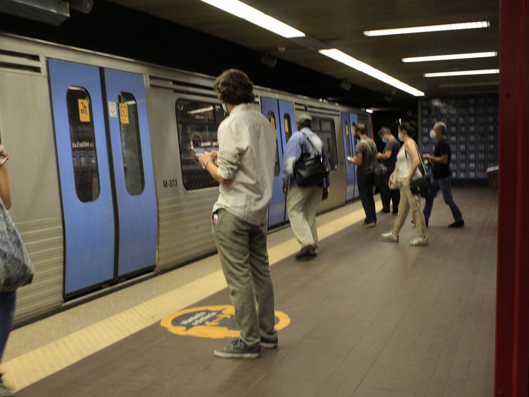 Cilvēki metro stacijā Lisabonā, 2021. gada 28. jūlijs