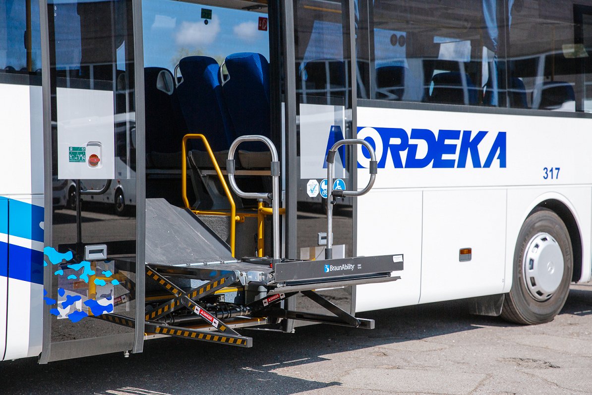 &quot;Nordeka&quot; jaunais autobuss, kas pielāgots iekāpšanai cilvēkiem ar kustību ierobežojumiem..