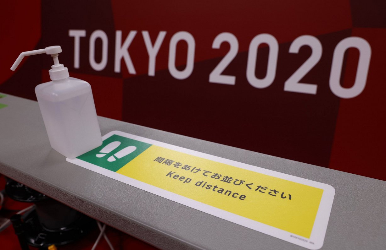 Roku dezinficēšana ir viens no izplatītākajiem higiēnas līdzekļiem Tokijas olimpiskajās spēlēs