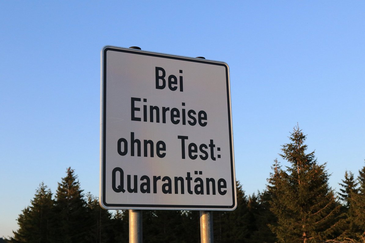 Ceļazīme pie Vācijas robežas ar brīdinājumu &quot;Iebraucot bez testa: karantīna&quot;