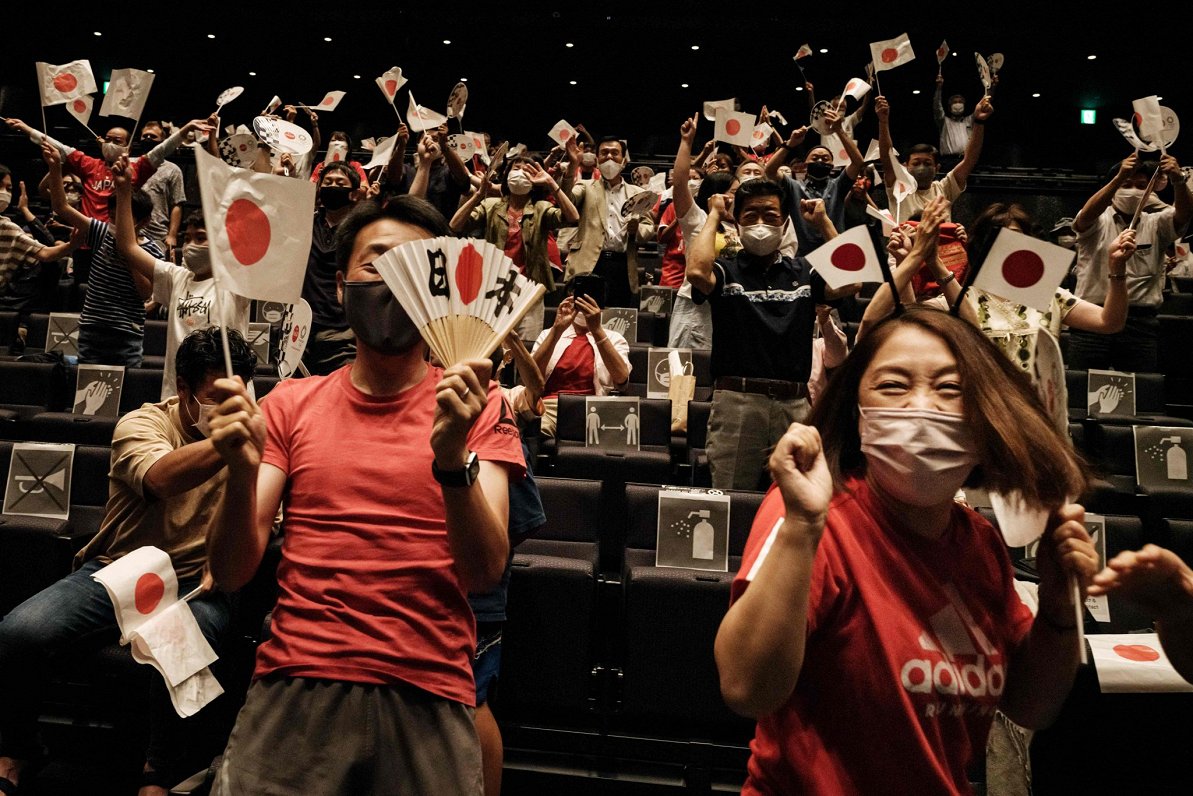 Japāņi svin savas softbola izlases uzvaru Tokijas olimpisko spēļu turnīrā