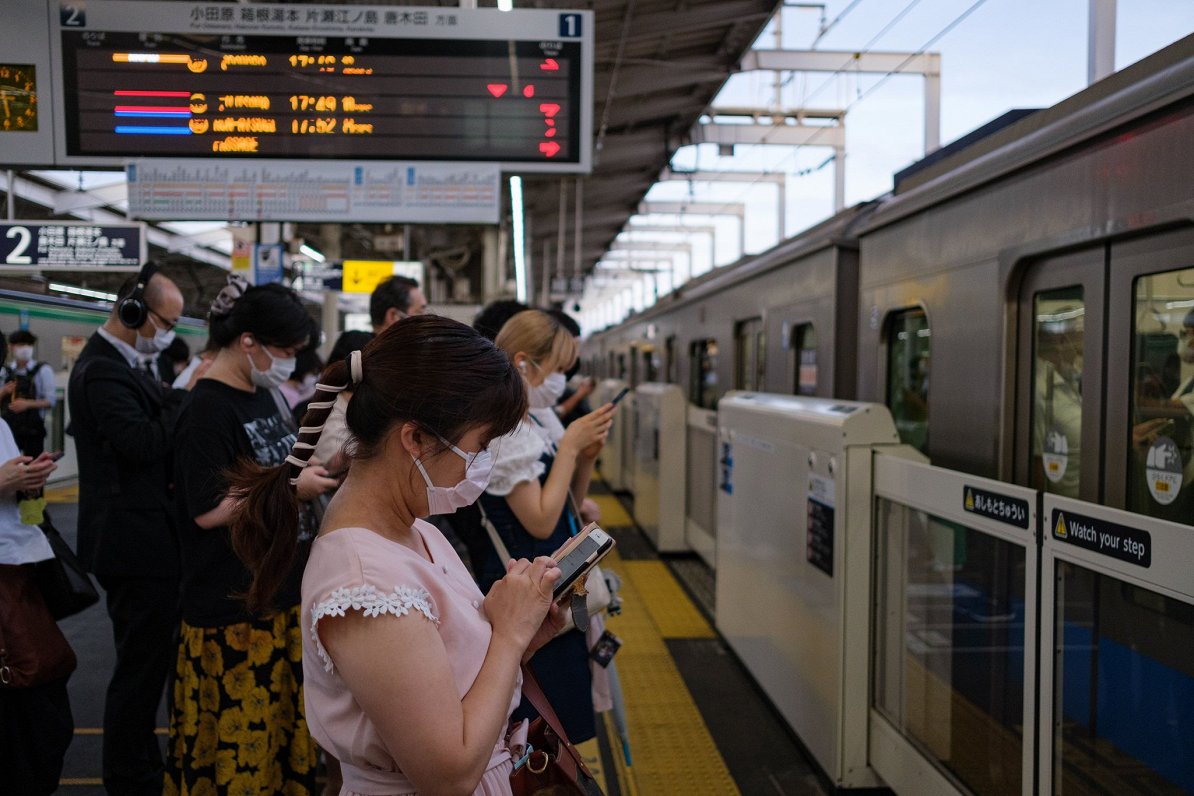 Cilvēki Tokijā 2021.gada jūlijā, kad pilsētā notiek olimpiskās spēles un Covid-19 izplatība.
